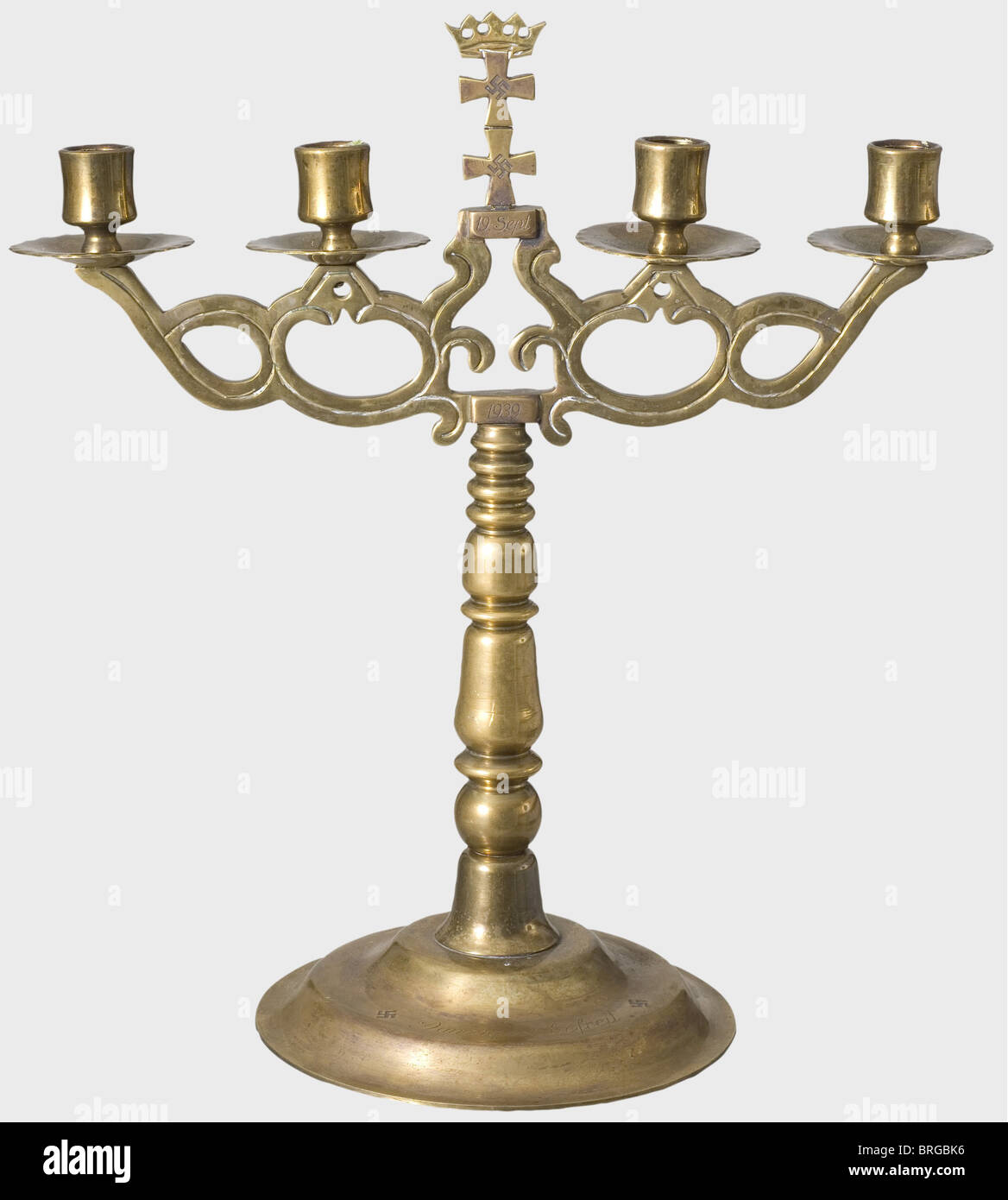 Un Danzig candelabra '19. Settembre 1939', befreit Danzig ist (Danzig è liberato) esteso, quattro candele, candelabro di ottone con la croce doppia Danzica coronata, swastikas, e la data '19. Settembre 1939'. La base rotonda a gradini reca l'iscrizione incisa "Danzig ist befreit" (Danzig è liberata) tra due swastikas. Altezza 41.5 cm. Larghezza 38 cm. Il 19 settembre 1939, il Danzig Gaultier Albert Forster salutò Adolf Hitler nell'Artushof di Danzig. Le parole storiche 'Danzist Befreit' si sono verificate in entrambi i suoi discorsi e Hitler.,storico,storica,diritti aggiuntivi-chiarenze-non disponibili Foto Stock