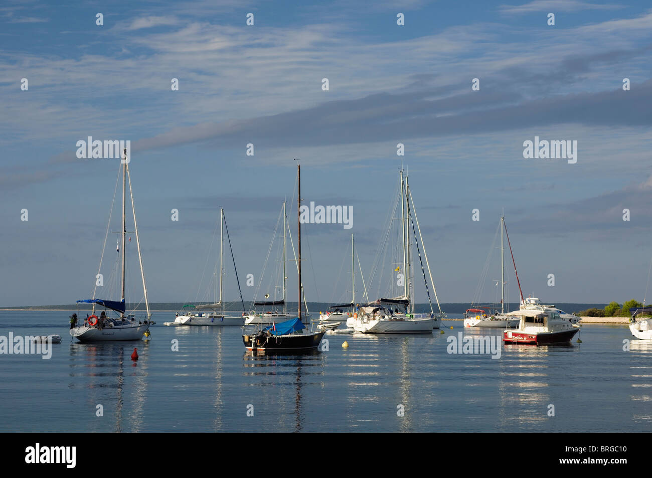 Ancorate barche a vela in St.Ante Bay (Porat Sv. Ante) su isola di Silba, Croazia Foto Stock