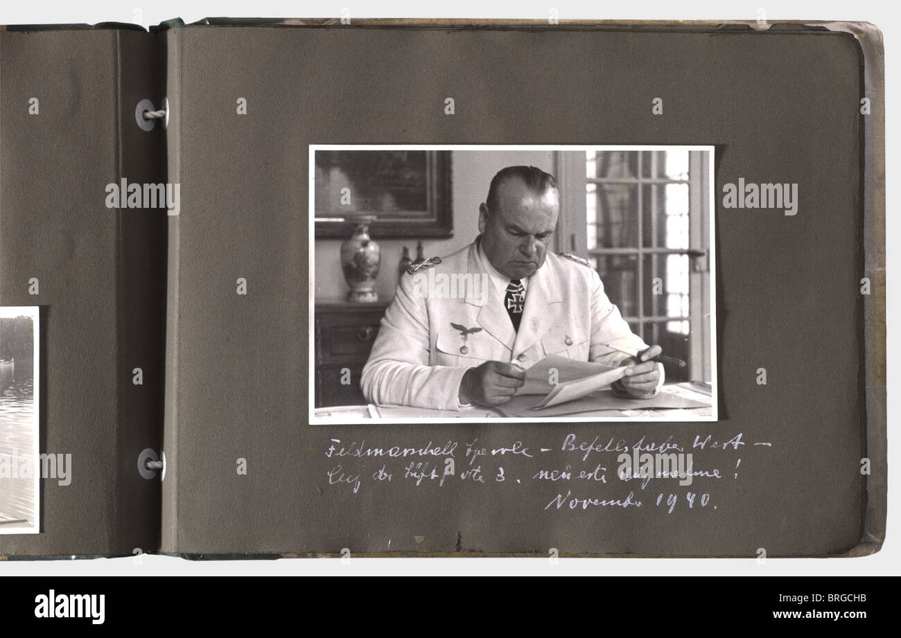 Un album ricordo per un funzionario dello staff Luftwaffe del 3° Luftflotte, con 133 foto di diverse dimensioni, alcuni ritratti inscritti del generale Sperrle come Comandante-in-Capo Ovest 1939 e alcuni dei suoi funzionari, compreso il suo Capo di Stato maggiore, GenMaj Ritter von Pohl. Ingegnere capo del 3° Luftflotte, staff Ing. Scheunemann(?),Group Ia(Operations Chief)Colonel Koller,Chief Quartermaster Colonel Stein,staff Judge Advocate Dr. Eckerle,e altri. Ispezioni da parte di Göring, Lörzer, Udet e Milch. Immagini di aerei, aerei nemici abbattuto, pesanti e leggeri, diritti aggiuntivi-clearences-non disponibili Foto Stock