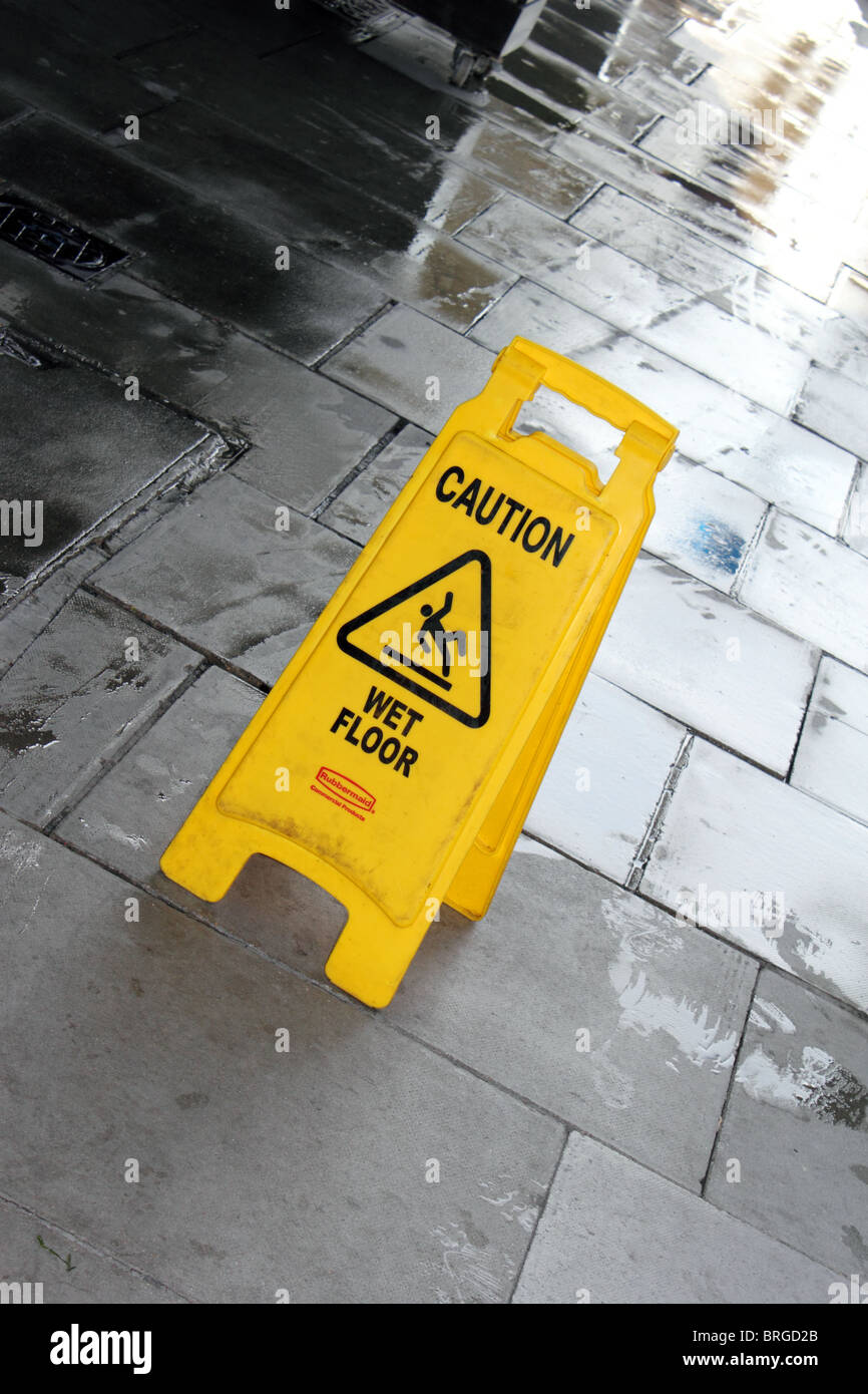 Segno attenzione pedoni del pavimento bagnato, England, Regno Unito Foto Stock