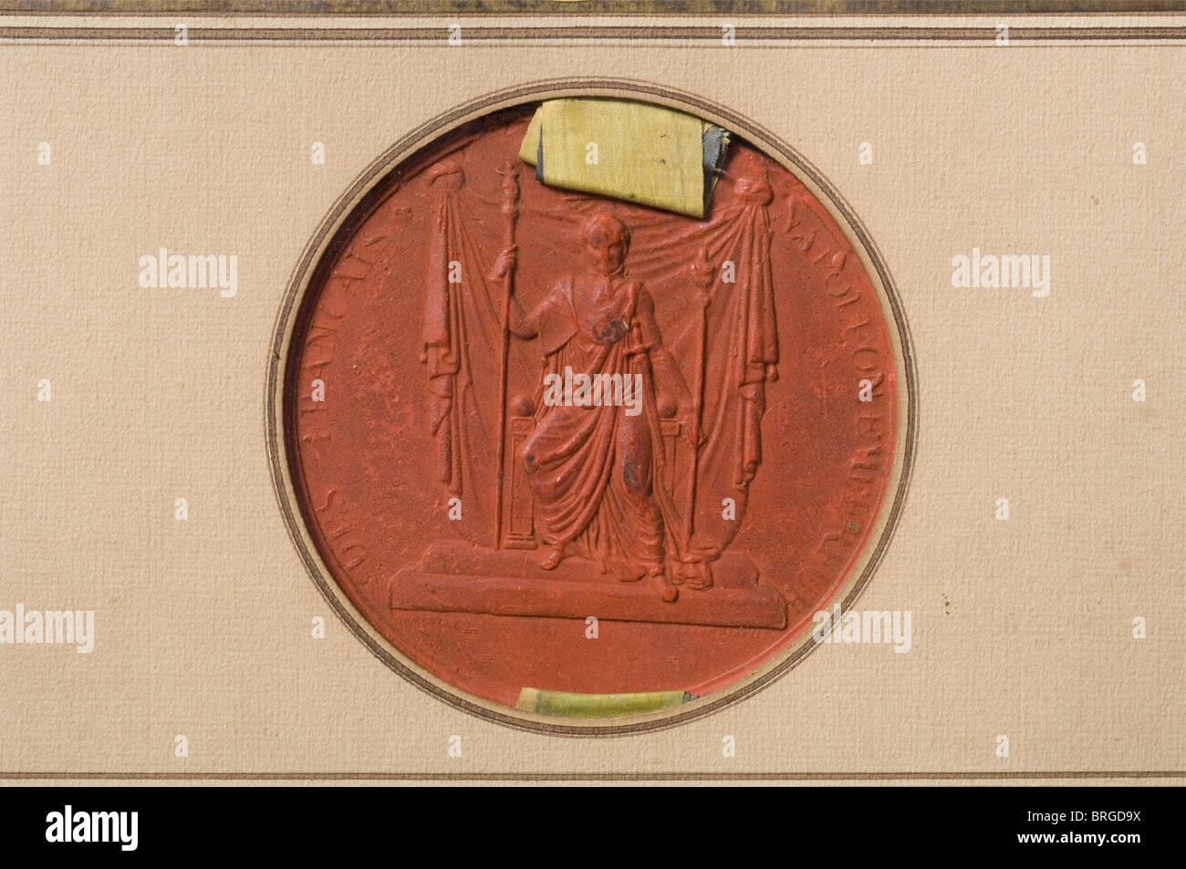 Imperatore Napoleone i, il grande brevetto di nobiltà per Fran‡ois Anguissola de Grassano il premio del titolo di conte 'Anguissola de Grassano' al senatore imperiale, presentato a Schönbrunn il 29 settembre 1809. Firma autografa in inchiostro scuro "Napol" e firma del Cancelliere Cambacères. Certificato di pergamena di grande formato con un sigillo di cera rossa posto al centro che porta un ritratto di Napoleone e circondato dall'iscrizione, 'Napoleon Empereur des Fran‡ais'. Lo stemma del nobile è dipinto a mano nell'angolo in alto a sinistra. Le voci scritte a mano hanno f, Foto Stock