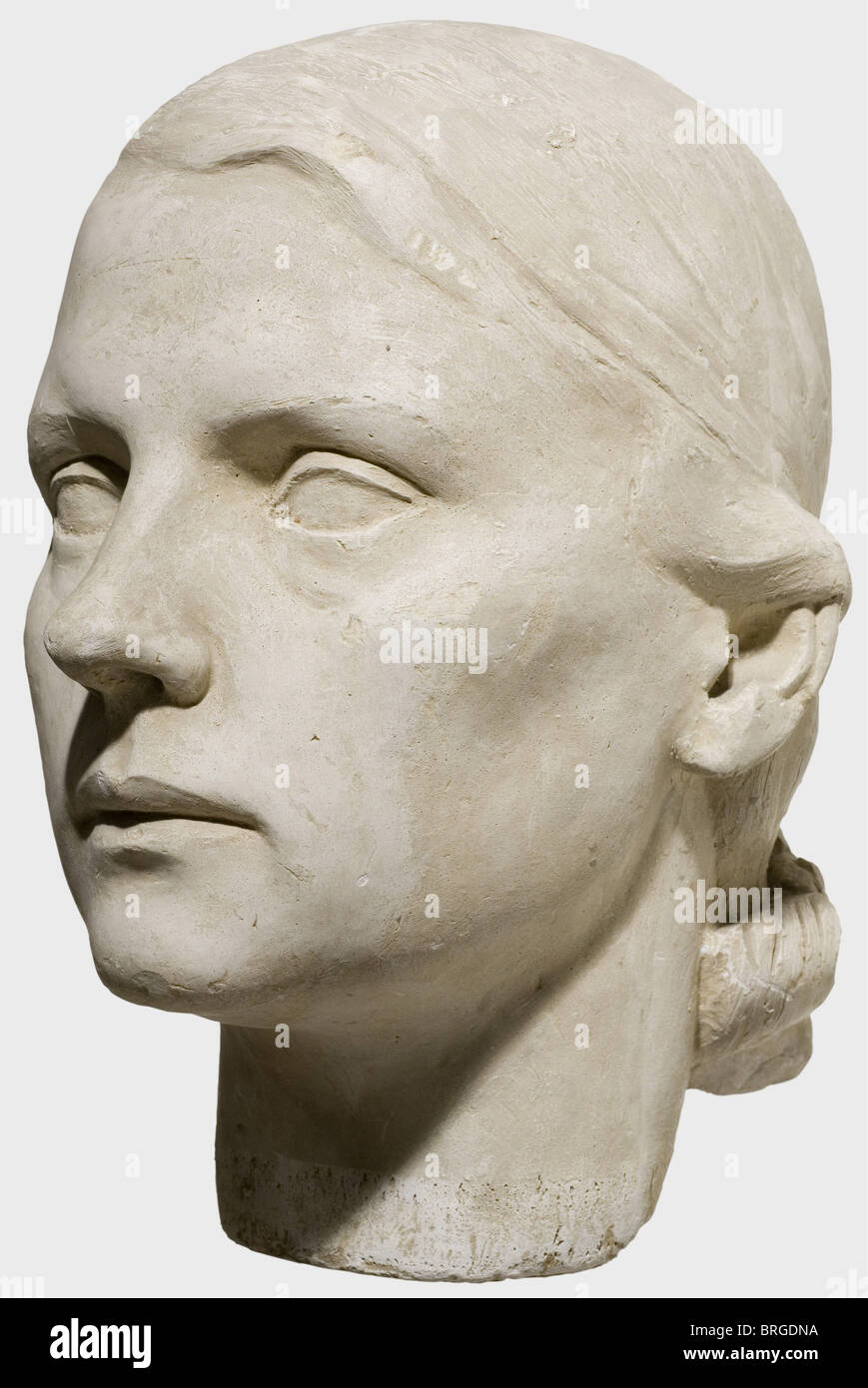 Il professor Kurt Schmid-Ehmen (1901 - 1968), un busto ritratto di sua moglie Hetty Schmid-Ehmen, 1934 busto Espressivo in gesso, leggermente ammaccato. Altezza 32 cm. Hetty Schmid-Ehmen (1899 - 1995), née Haelssig, concertista e pianista solista, maestro allievo di Josef Pembauer, conosce Kurt Schmid-Ehmen a Monaco nei primi 1920s e lo sposa nel 1929. Anche in copia diversi programmi e obblighi di concerto datati tra il 1922 e il 1942 (tra gli altri, come solista con l'Orchestra Sinfonica NS), un articolo di giornale che tratta del suo 95th compleanno nel 1994 così come un artico, Foto Stock