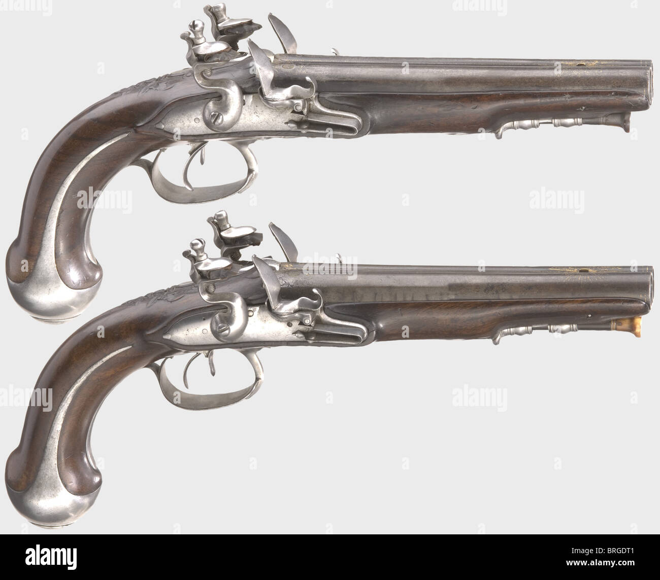 Un paio di pistole a flintlock a doppia canna,Francia,circa 1780. Cilindri lisci affiancati con foro in calibro 15 mm con blocchi di protezione brevettati. Ciascuno ha una vista frontale in ottone sulle cappe di avvistamento. Incisione ornamentale con resti di intarsi d'oro su museruola e culatta, con segni ovali stampati contenenti due fronti di palma (St Etienne?)flintlock lisci. Noce con qualche intaglio. Mobili in ferro. Lunghezza di ogni 35 cm. Storico,storico,18 ° secolo,pistola civile,pistole civili,portatile,pistola,armi,fuoco,armi,armi,armi,diritti aggiuntivi-clearences-non disponibile Foto Stock