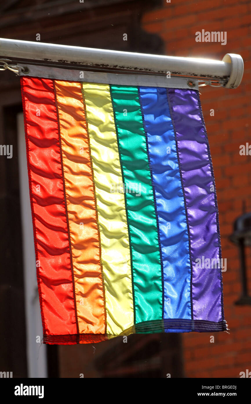 Gay-bandiera arcobaleno nel villaggio gay di Soho a Londra, Inghilterra Foto Stock