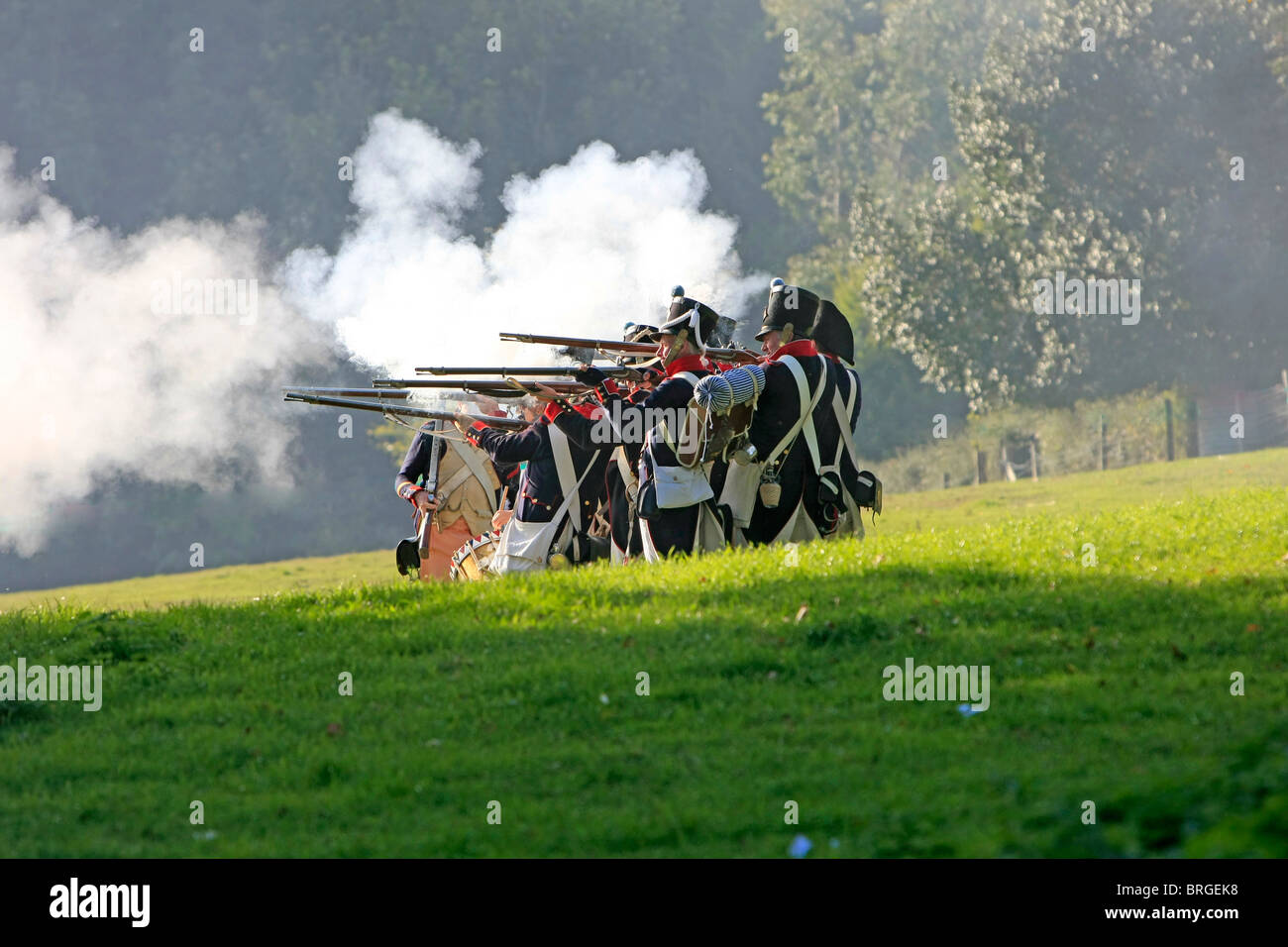 I soldati del francese xxi reggimento eme a una ricreazione del 1815 Battaglia di Waterloo Foto Stock