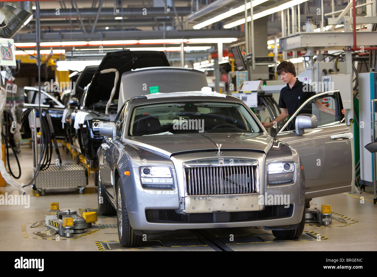 Rolls Royce factory di Goodwood, West Sussex Regno Unito linea per la produzione di Rolls Royce Phantom e auto fantasma. Foto Stock