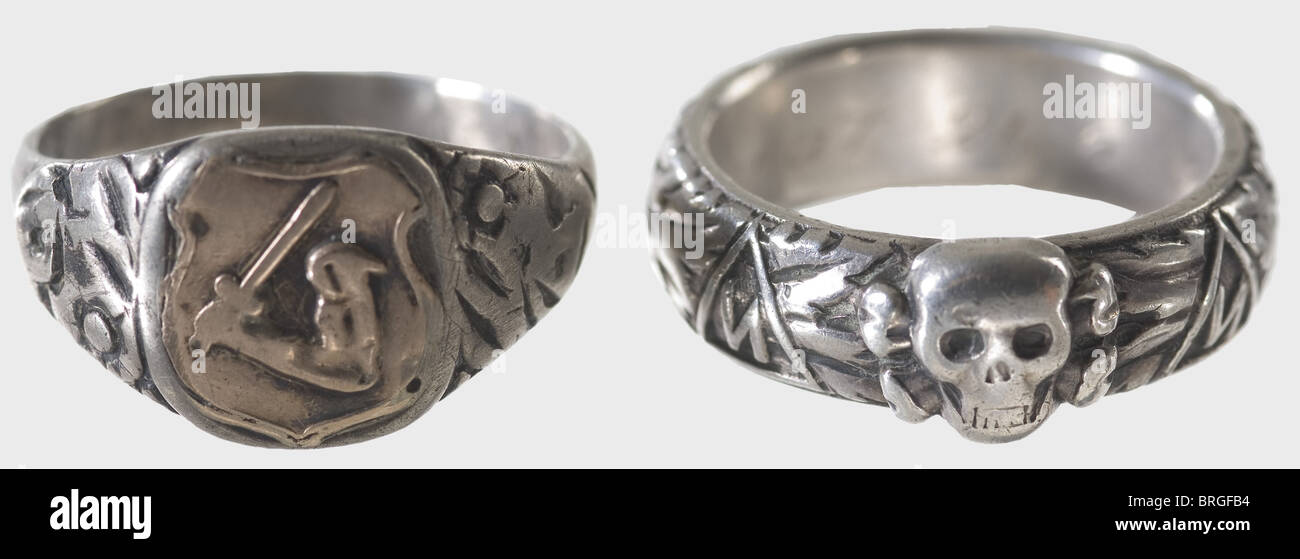 Un anello della testa della morte delle SS e un anello araldico della  Legione Estone Silver, emissione personalizzata del gioielliere Gahr a  Monaco con la testa della morte saldata separatamente. Sulla superficie