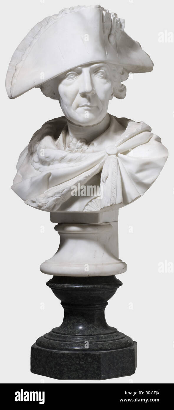 Federico il Grande, un busto di marmo, seconda metà del XIX secolo  raffigurazione espressiva del re prussiano con un tricorne e un ermine.  Opera d'arte di alta qualità scolpita in marmo bianco.