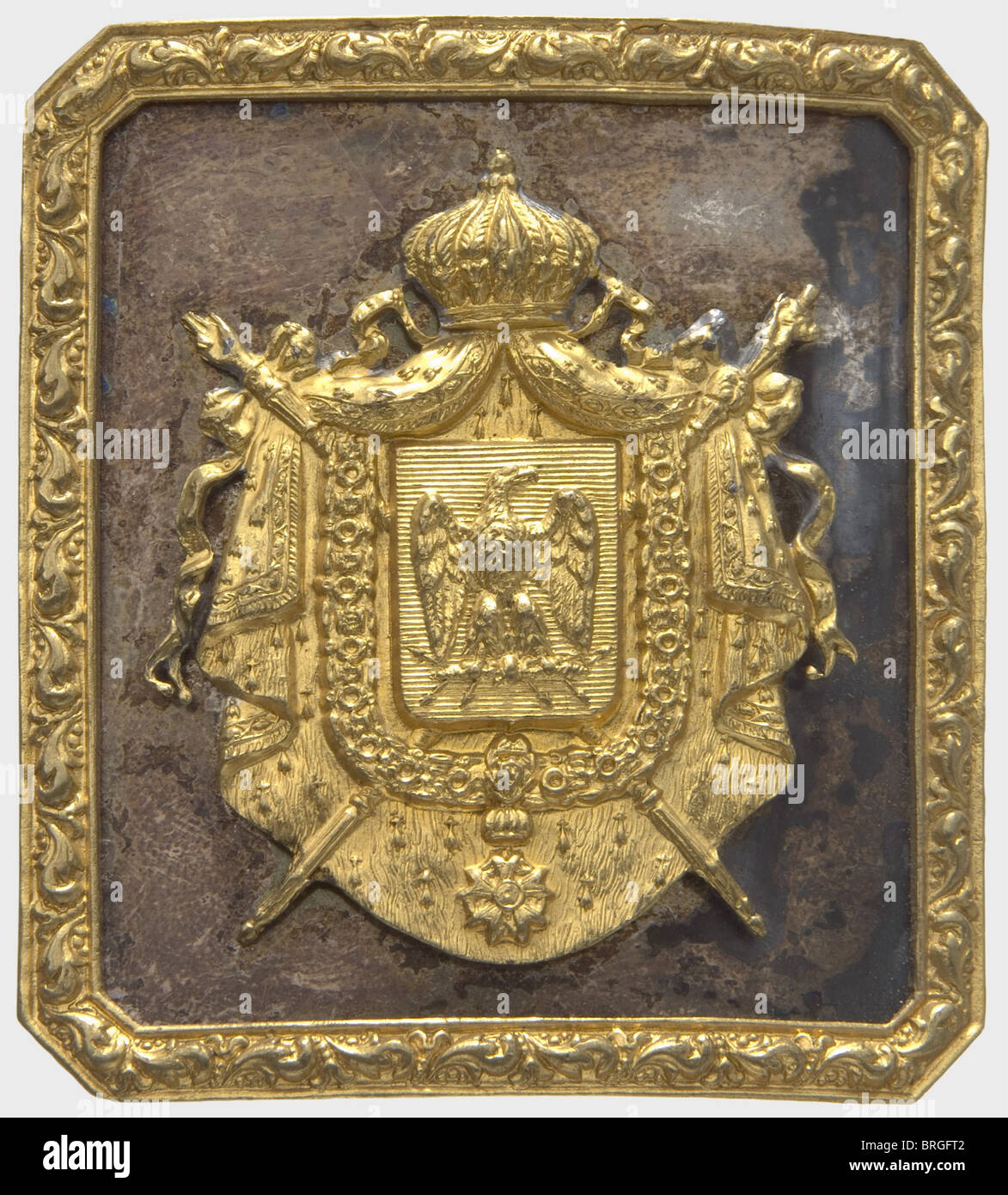 Fibbia per cintura per ufficiale, in ottone argentato e dorato con stemma  imperiale sovrapposto sul lato opposto. 55 x 60 mm. Cfr  Blanchgorge/Baudouin. ''cent-gardes' pour un empereur' p. 313 Ill. 117.  Questo