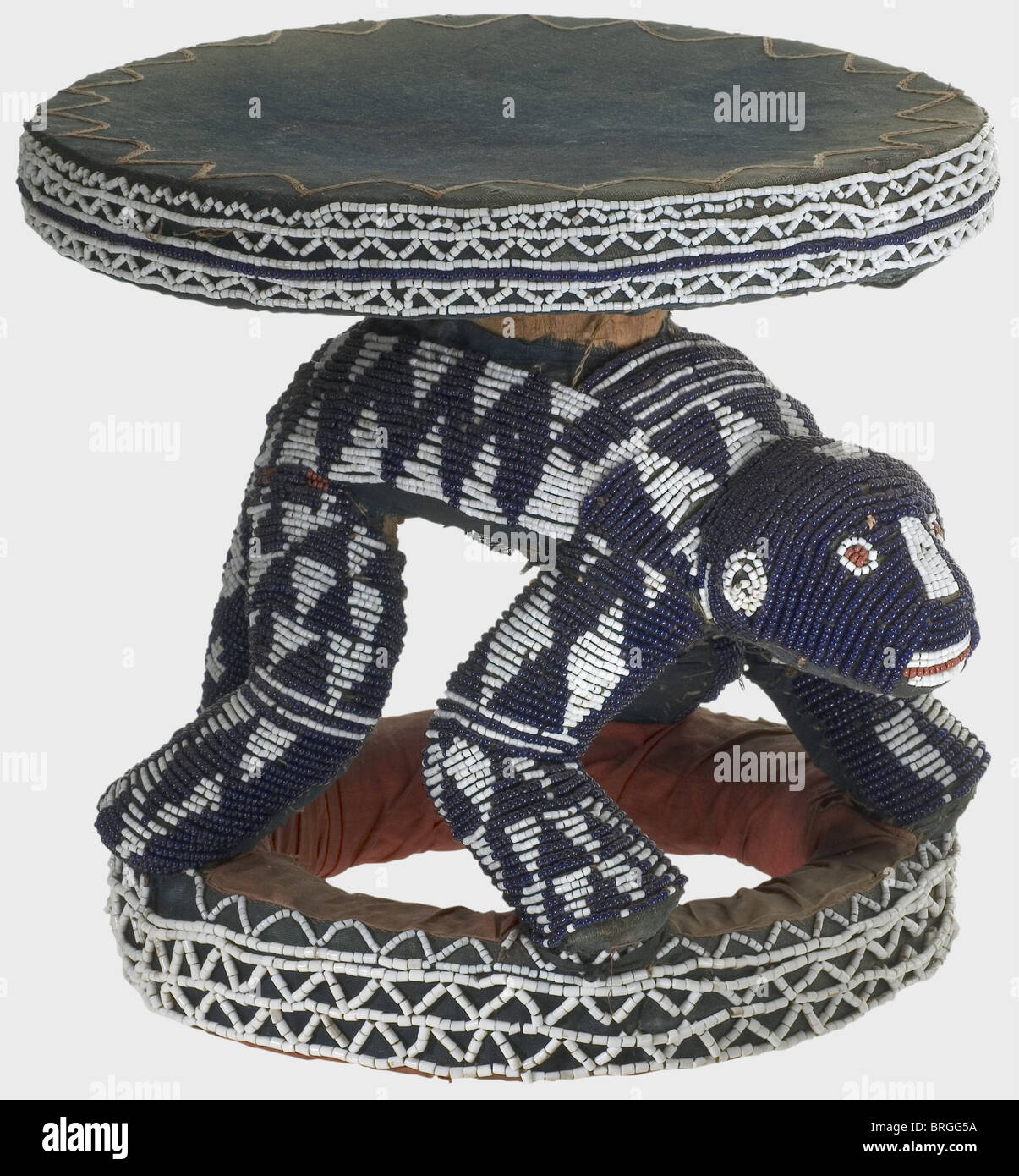 Uno sgabello cerimoniale di Bambileke, Camerun, praterie, prima del 1920 un sedile rotondo su figure brucciate leopardo, base circolare. Parzialmente ricoperto di tessuto blu e rosso e ricamato con perline blu e bianche. Panno leggermente sbiancato, segni di usura e di età. Altezza 35 cm. Diametro della seduta 36 cm. I Bambileke considerano il leopardo un simbolo di potere, con stretti legami con la persona del loro re. Cf Nord, Arte del Camerun, Ill. 155. Provenienza: Da una collezione tedesca, assemblata prima del 1920. Vedi anche: Asta di Sotheby's New York,Arte dell'Africa,Oc,diritti aggiuntivi-clearences-non disponibile Foto Stock