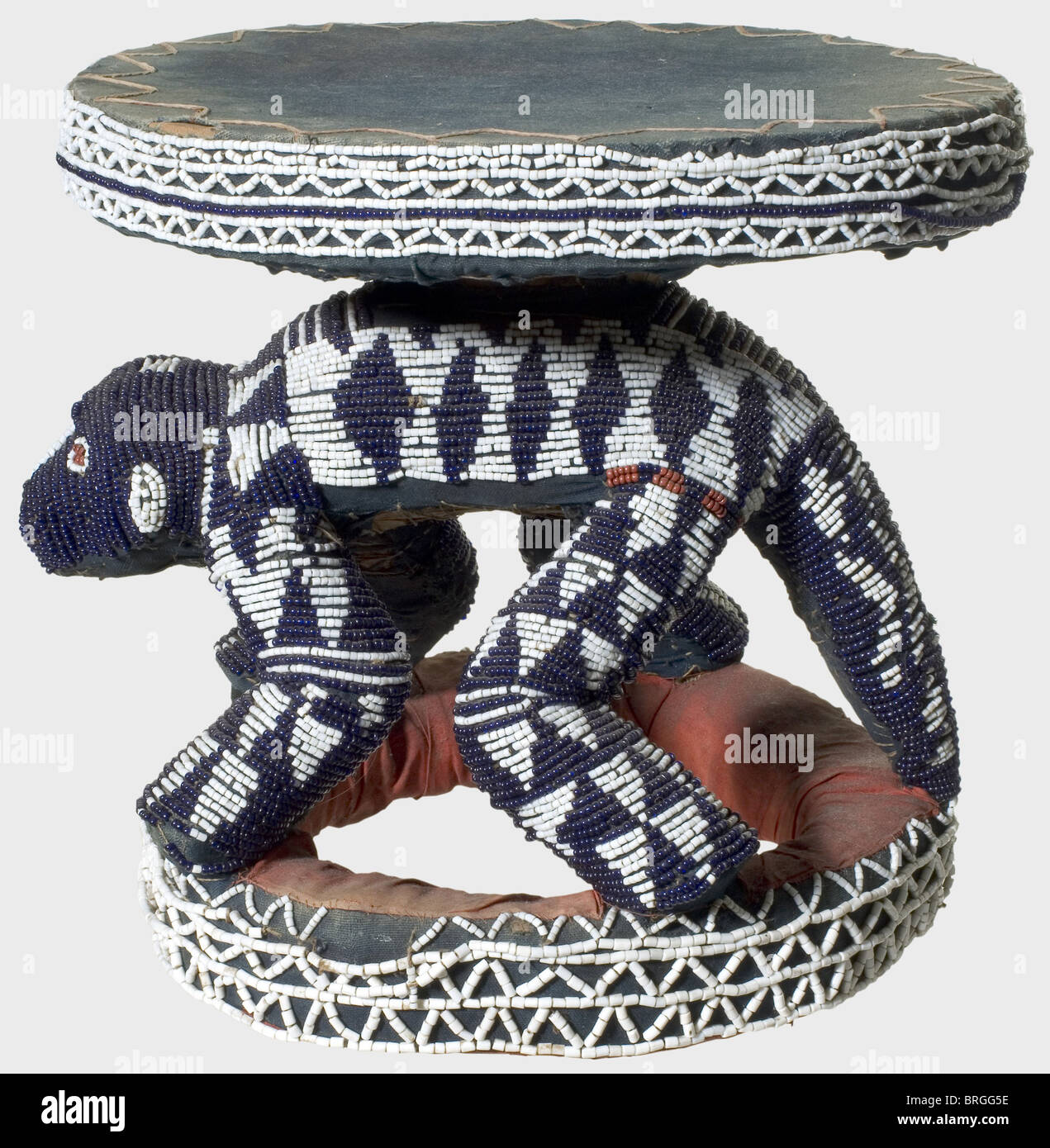 Uno sgabello cerimoniale di Bambileke, Camerun, praterie, prima del 1920 un sedile rotondo su figure brucciate leopardo, base circolare. Parzialmente ricoperto di tessuto blu e rosso e ricamato con perline blu e bianche. Panno leggermente sbiancato, segni di usura e di età. Altezza 35 cm. Diametro della seduta 36 cm. I Bambileke considerano il leopardo un simbolo di potere, con stretti legami con la persona del loro re. Cf Nord, Arte del Camerun, Ill. 155. Provenienza: Da una collezione tedesca, assemblata prima del 1920. Vedi anche: Asta di Sotheby's New York,Arte dell'Africa,Oc,diritti aggiuntivi-clearences-non disponibile Foto Stock