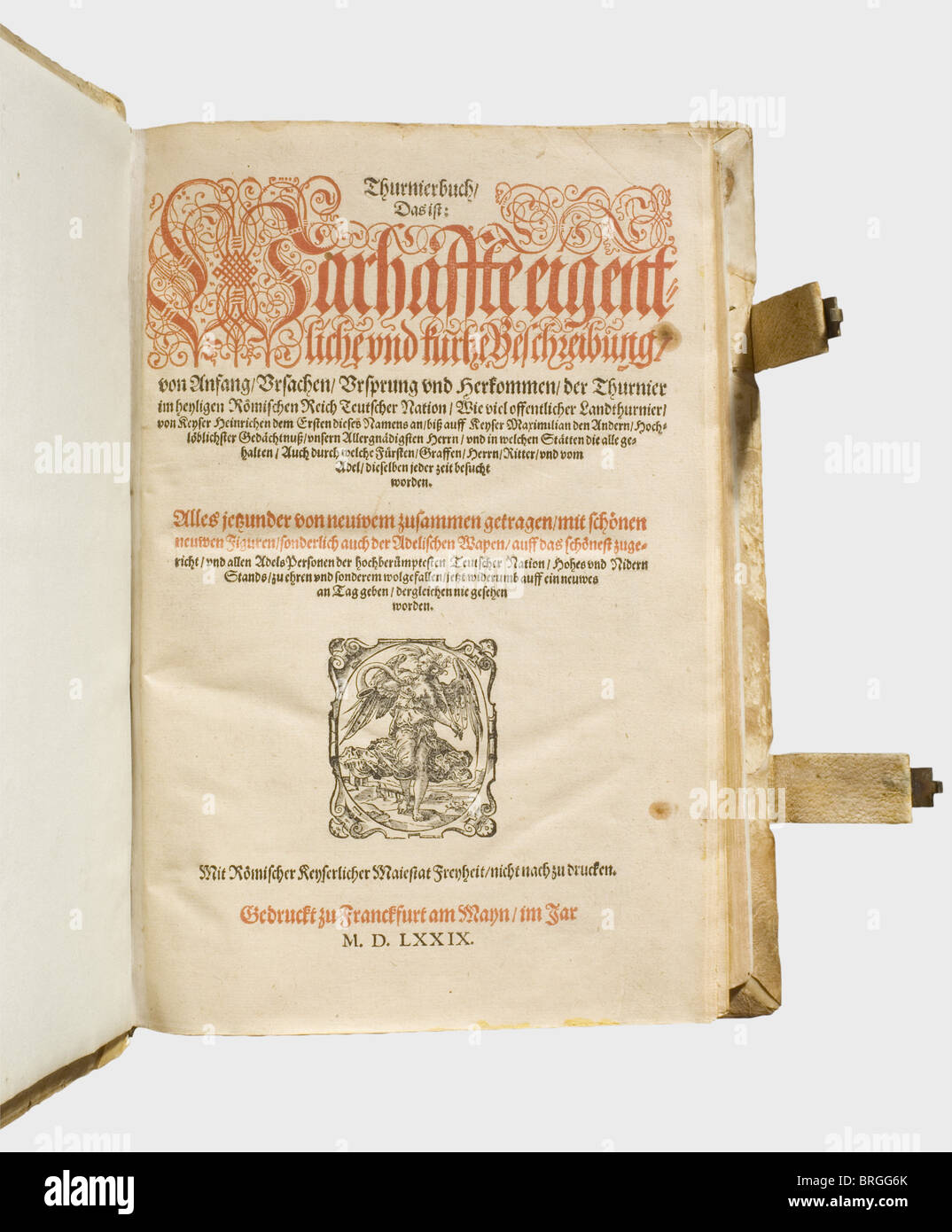 Thurnierbuch (libro dei tornei), G. Rüxner,Francoforte 1579 'degli inizi, cause, origini e lo sviluppo del torneo nel Sacro Romano Impero della Nazione tedesca'(trasl.). Due parti in un volume. Titolo stampato in rosso e nero, 315 foglie più 12 foglie con prefazione e indice. Più di 400, in parte a metà pagina di woodcut di Jost Amman, in entrambe le parti la famosa scena di torneo, di due pagine. Successivamente integrato con(trasl.)'addio della Maestà Imperiale Romana e i rappresentanti delle tenute dopo la Dieta Imperiale ad Augusta', Mainz 1, diritti aggiuntivi-clearences-non disponibile Foto Stock