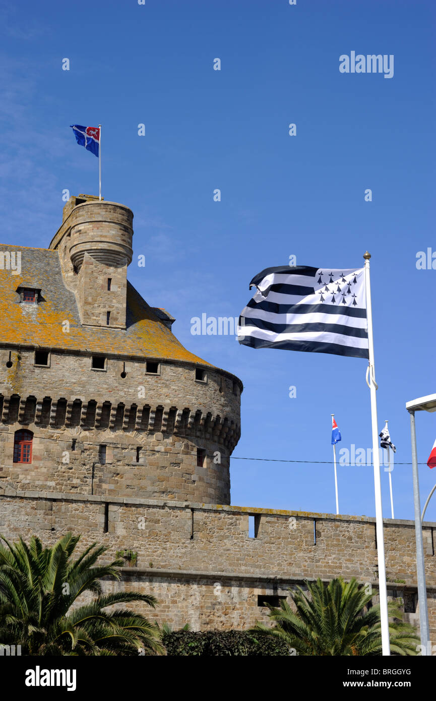 Francia, Bretagna (Bretagne), Saint Malo, castello e bandiera bretone Foto Stock