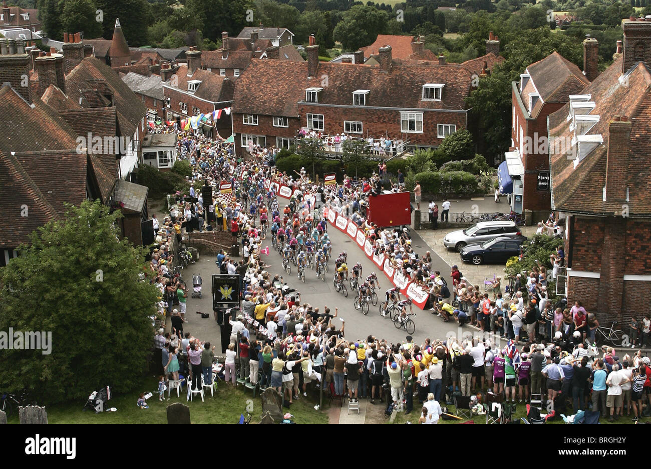 Tour de France ciclisti ride through Goudhurst nel Kent. Foto di James Boardman Foto Stock