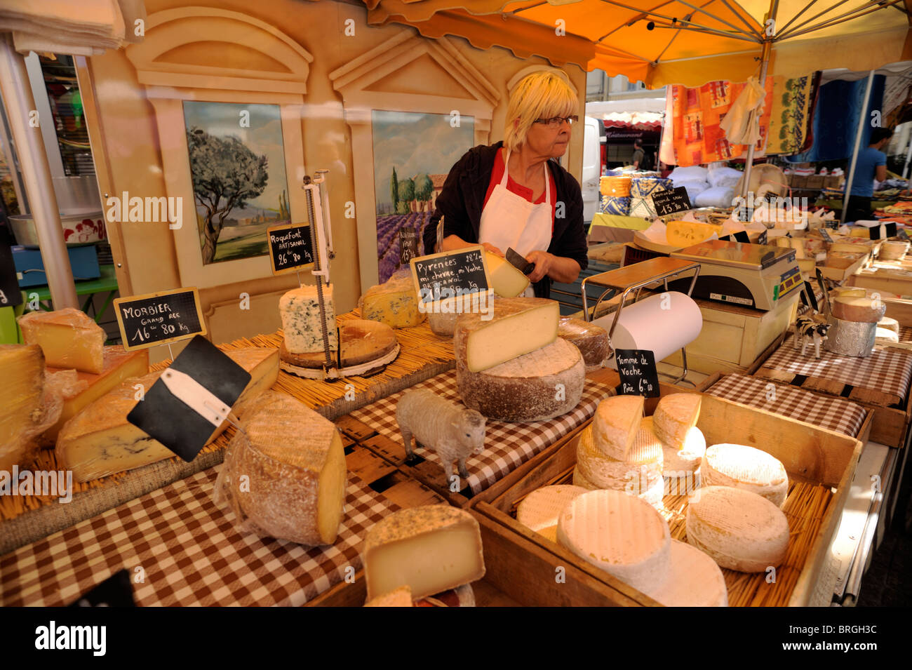 francia, provenza, vaucluse, arancio, mercato alimentare, bancarella di formaggi Foto Stock