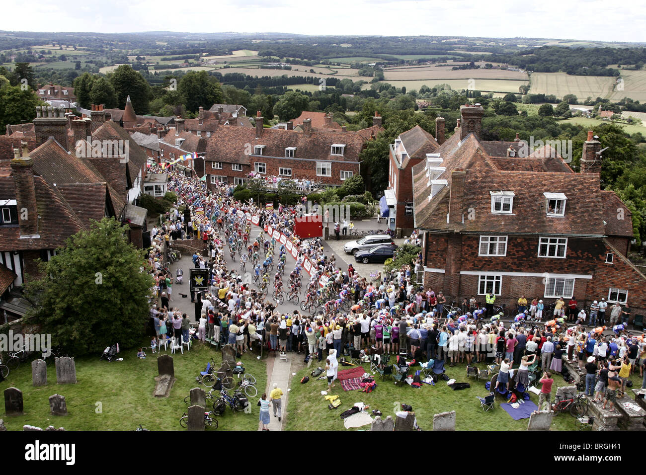 Tour de France ciclisti ride through Goudhurst nel Kent. Foto di James Boardman Foto Stock