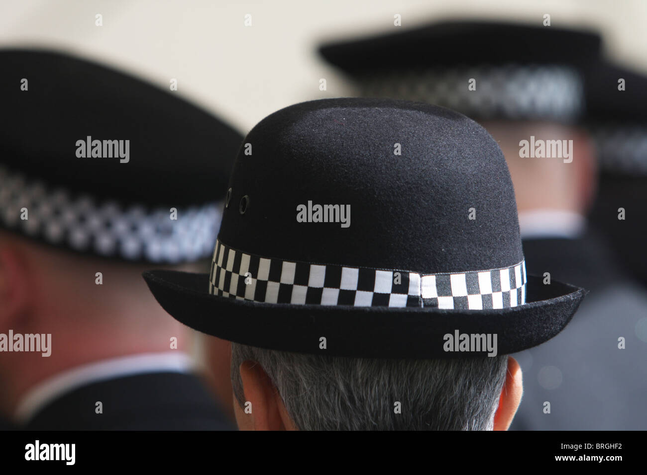 Close up i capi della polizia di cappelli da dietro Foto Stock