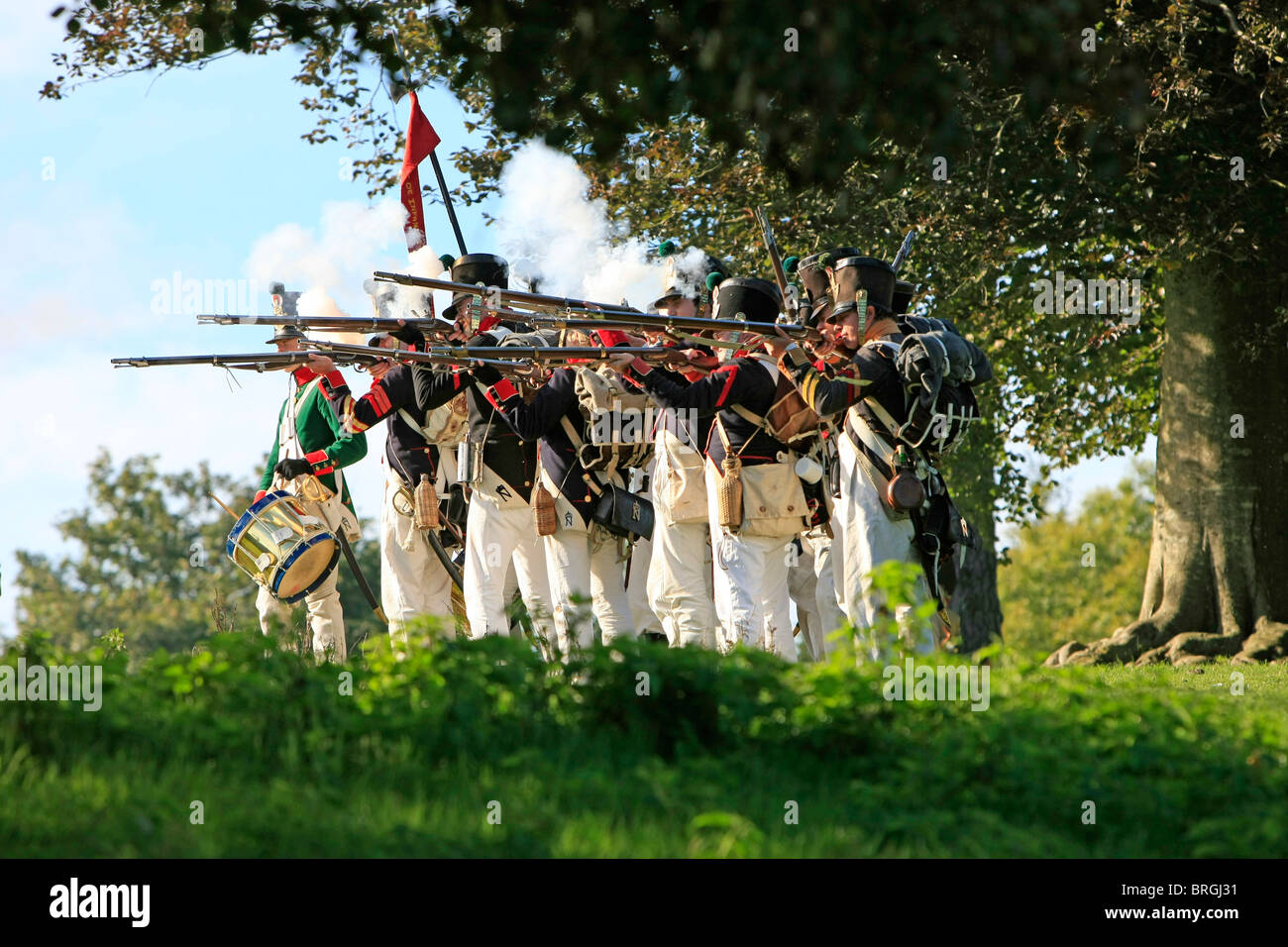 I soldati del francese xxi reggimento eme a una ricreazione del 1815 Battaglia di Waterloo Foto Stock