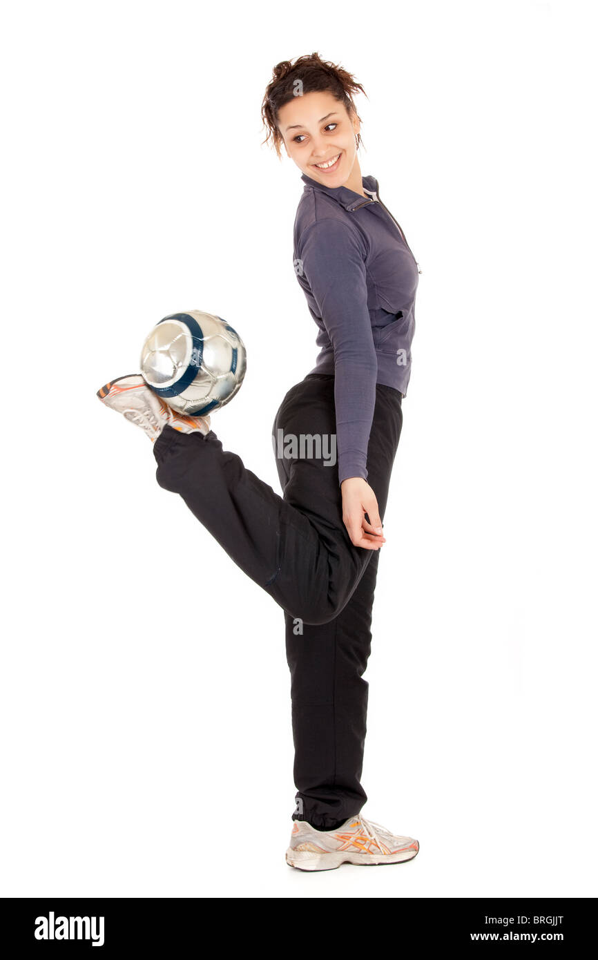 A piena lunghezza soccer donna che gioca con la palla isolato su bianco Foto Stock