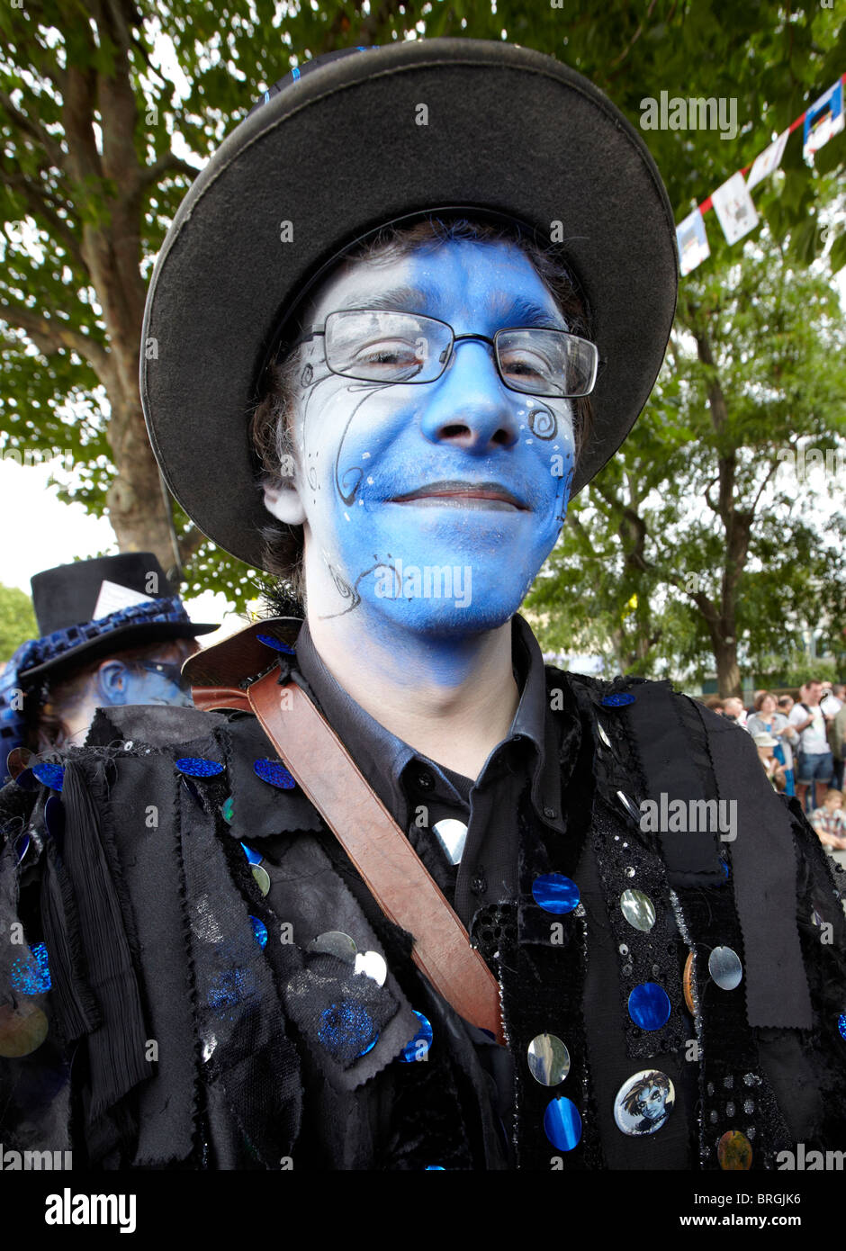 Di fronte blu Widder Morris musicista Southbank London UK Europa Foto Stock