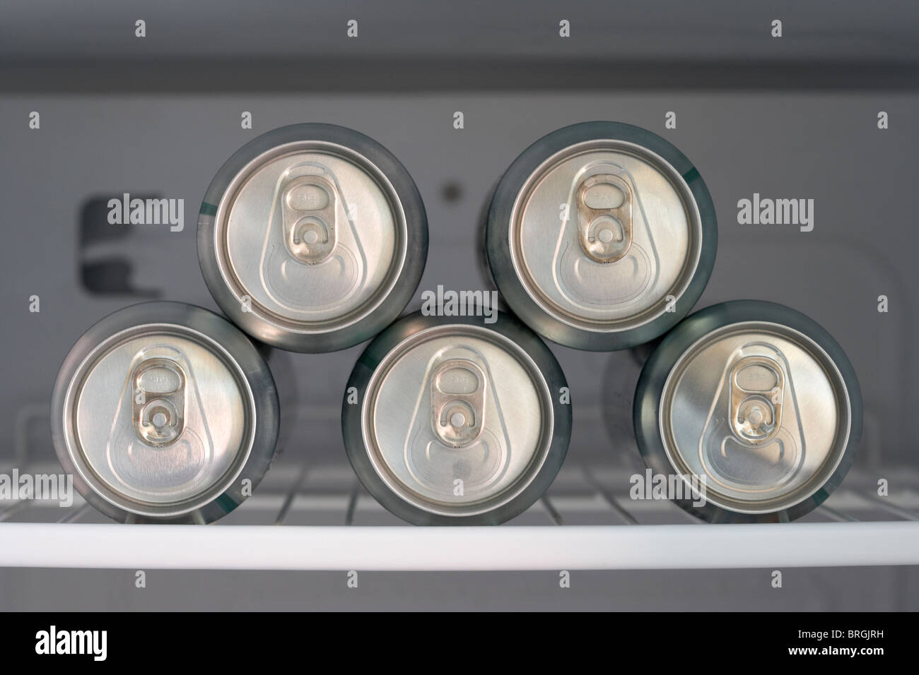 Cinque lattine di birra raffreddamento in un frigo Foto Stock