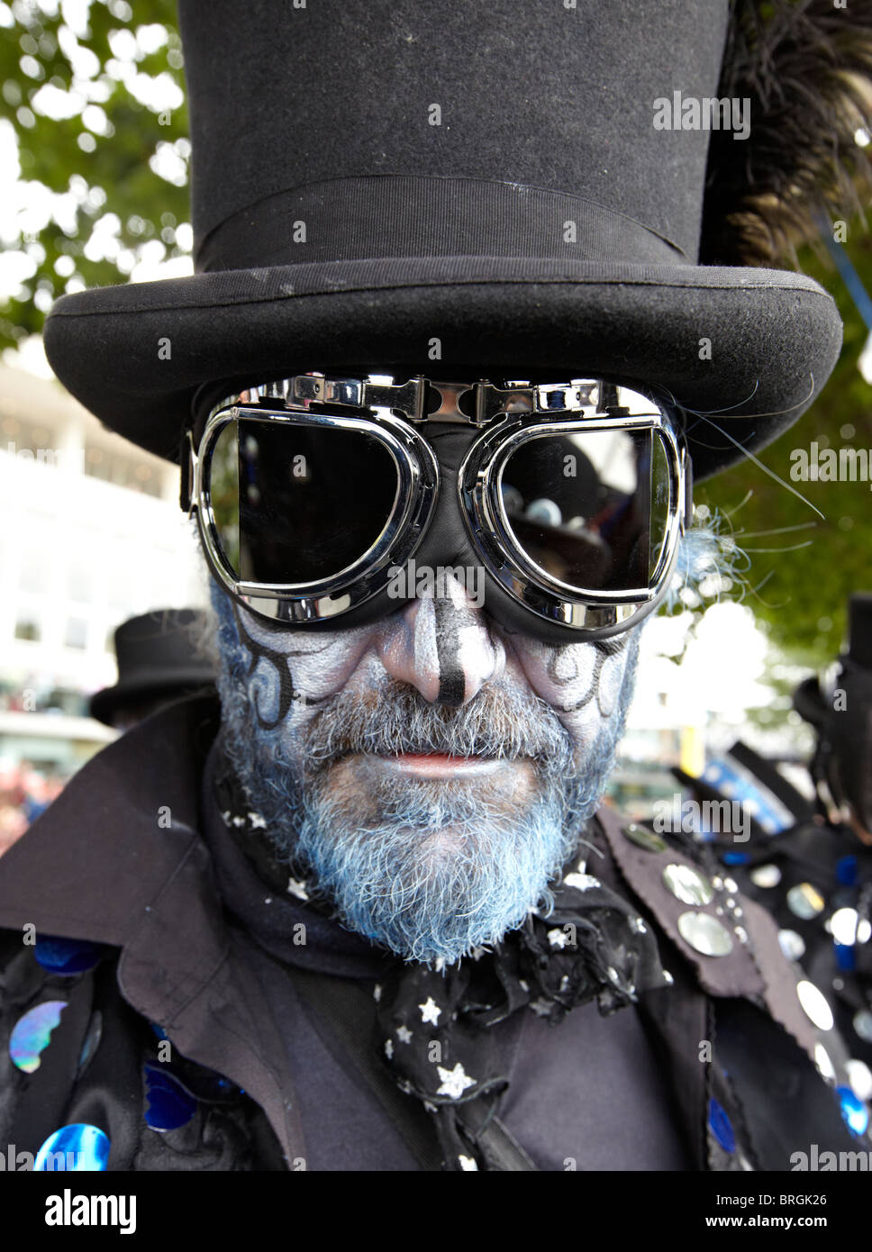 Di fronte blu Widder Morris musicista Southbank London UK Europa Foto Stock