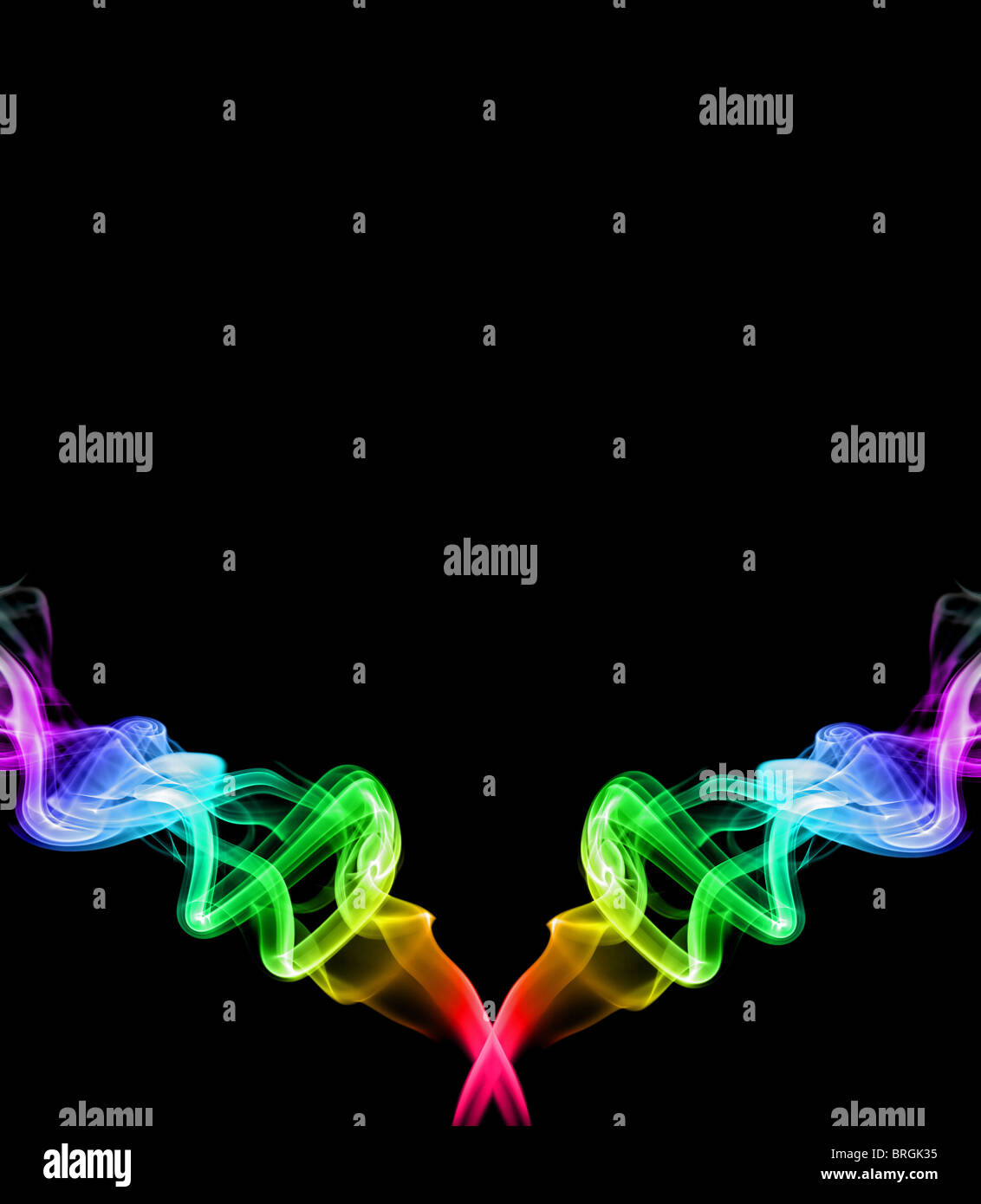 Due flussi di rainbow fumo colorato streaming su e a sinistra su sfondo nero Foto Stock