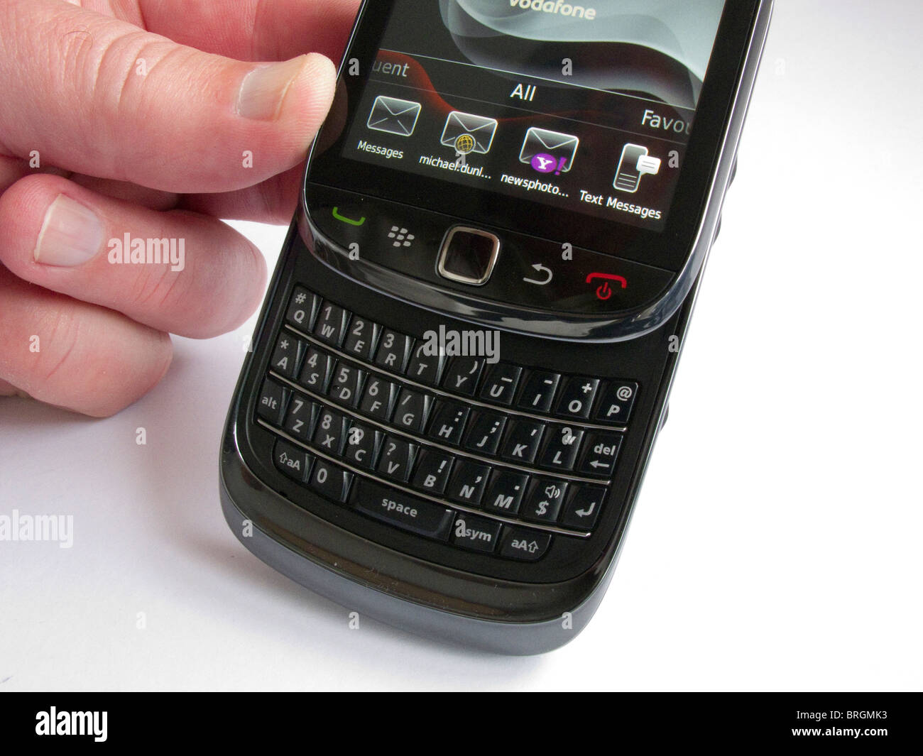 1. Regno Unito la consegna dello smartphone Blackberry Torch 9800 da  Vodafone che incorpora uno schermo a sfioramento e una tastiera QWERTY  estraibile Foto stock - Alamy