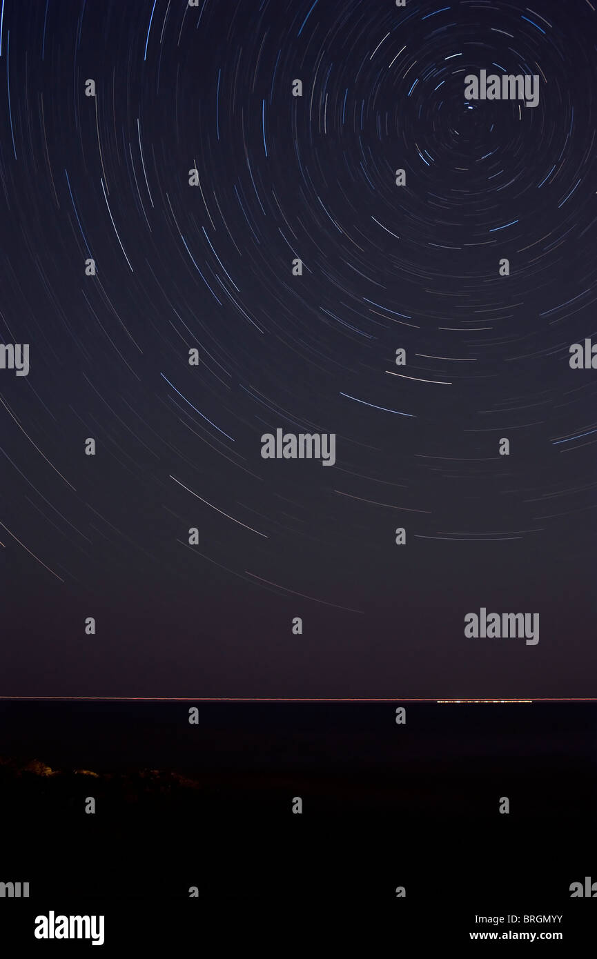 1 ore di esposizione di passaggio nave e tracce stellari, Polaris il centro di rotazione in alto a destra Foto Stock
