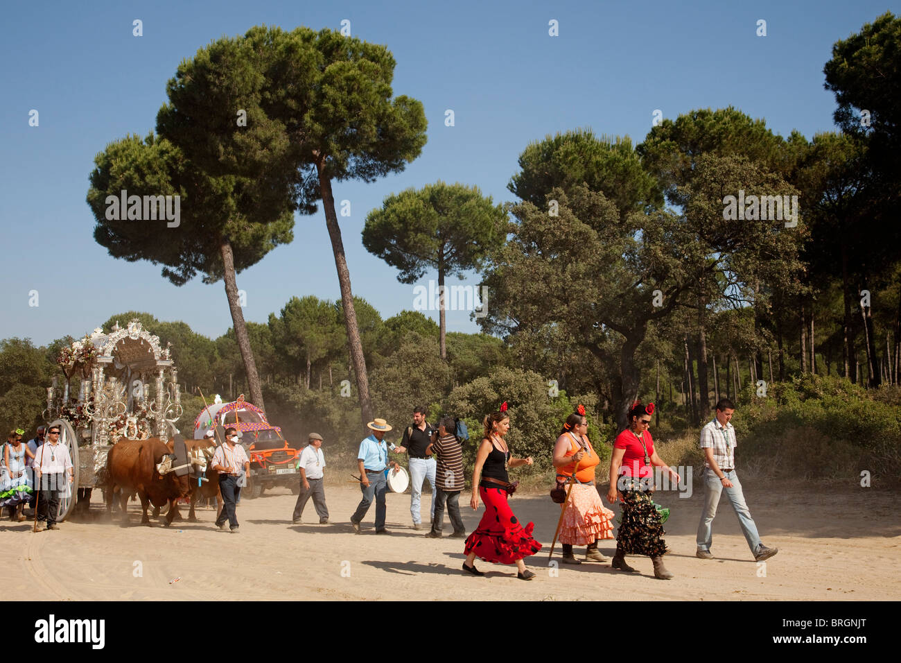 Peregrinos haciendo El Camino del El Rocio Villamanrique Sevilla Andalucía España via dei pellegrini di El Rocio Andalusia Spagna Foto Stock