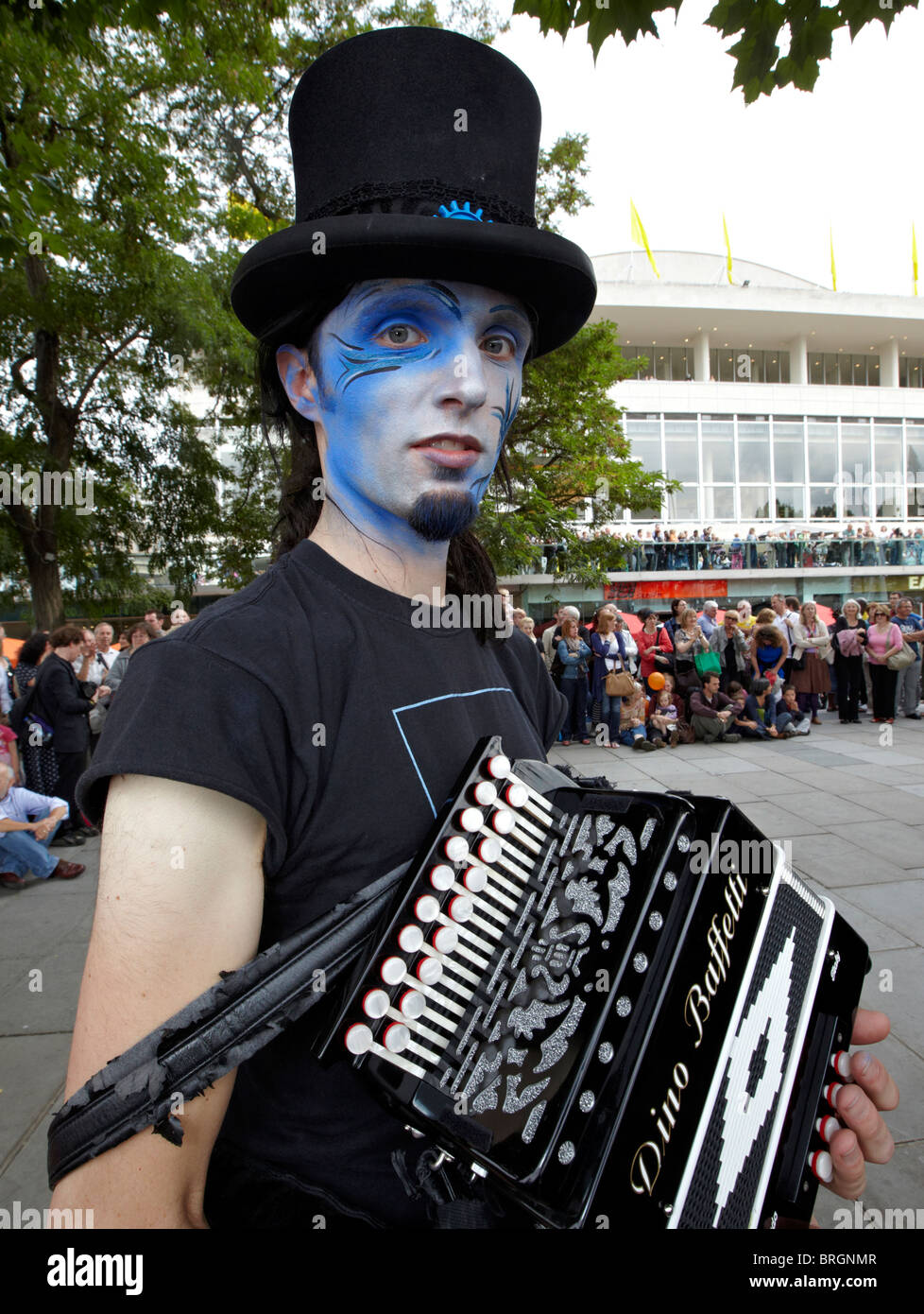 Un blu di fronte Widder Morris musicista Southbank London UK Europa Foto Stock