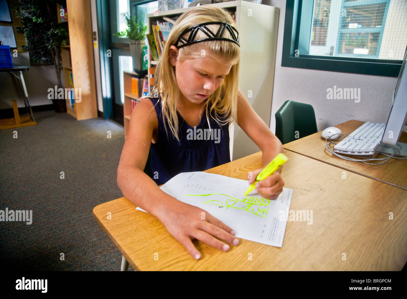 Una ragazza della scuola trae maggiori strade di quartiere in una mappa di San Clemente, CA. Foto Stock