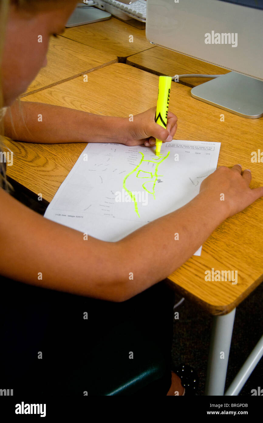Una ragazza della scuola trae maggiori strade di quartiere in una mappa di San Clemente, CA. Foto Stock