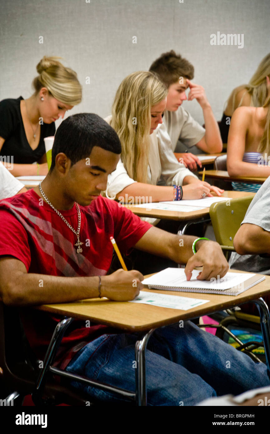 Un multirazziale Southern California scuola di alta classe richiede un test a risposta multipla, marcatura le risposte su una vettura Scantron Foto Stock