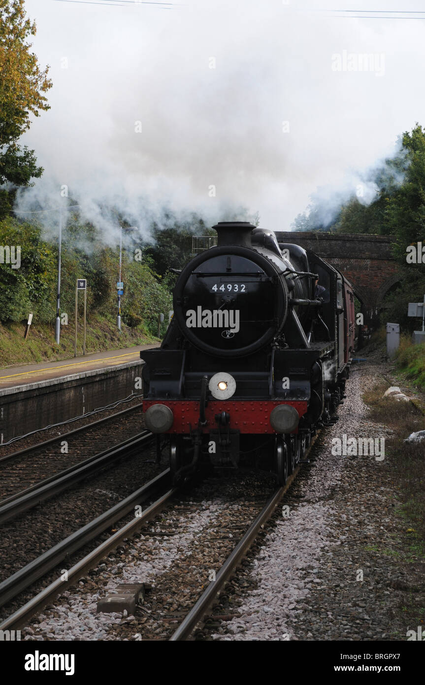 Un 'Black 5' contenitore si appanna il gradiente verso la stazione di Stonegate tirando un tour a nome della ferrovia Touring Company. Foto Stock