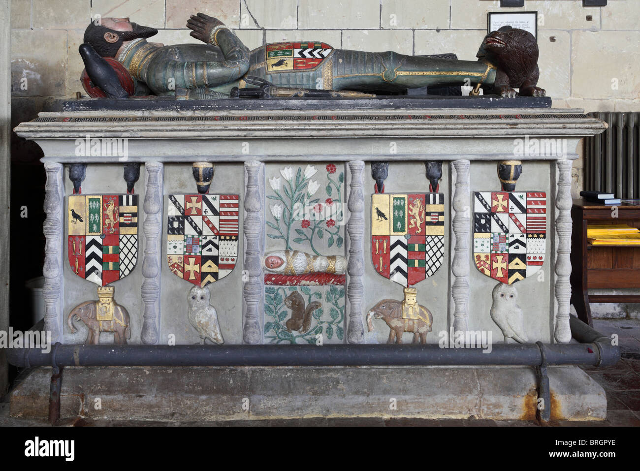Le caratteristiche interne e gli artefatti che si riferiscono a St Bartholemews chiesa in Moreton Corbet, Shropshire, Inghilterra. Foto Stock