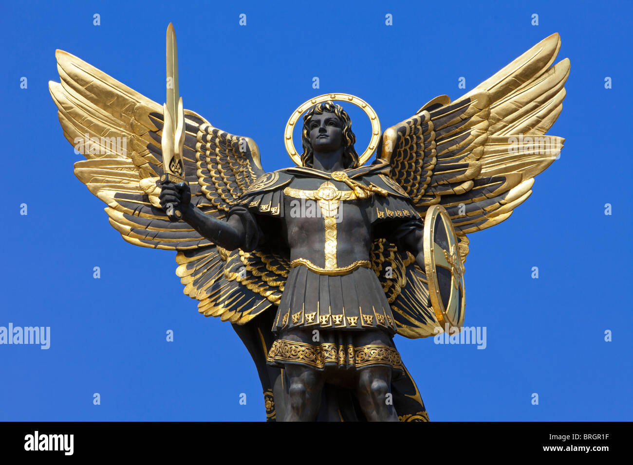 Primo piano della statua dell'arcangelo Michele in cima alla porta Pecers Kyj in Piazza dell'Indipendenza a Kiev, Ucraina Foto Stock