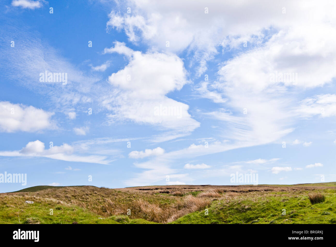 Un misto di formazione delle nuvole sopra il Yorkshire Dales National Park in testa Bardale, a sud di Hawes, North Yorkshire Foto Stock