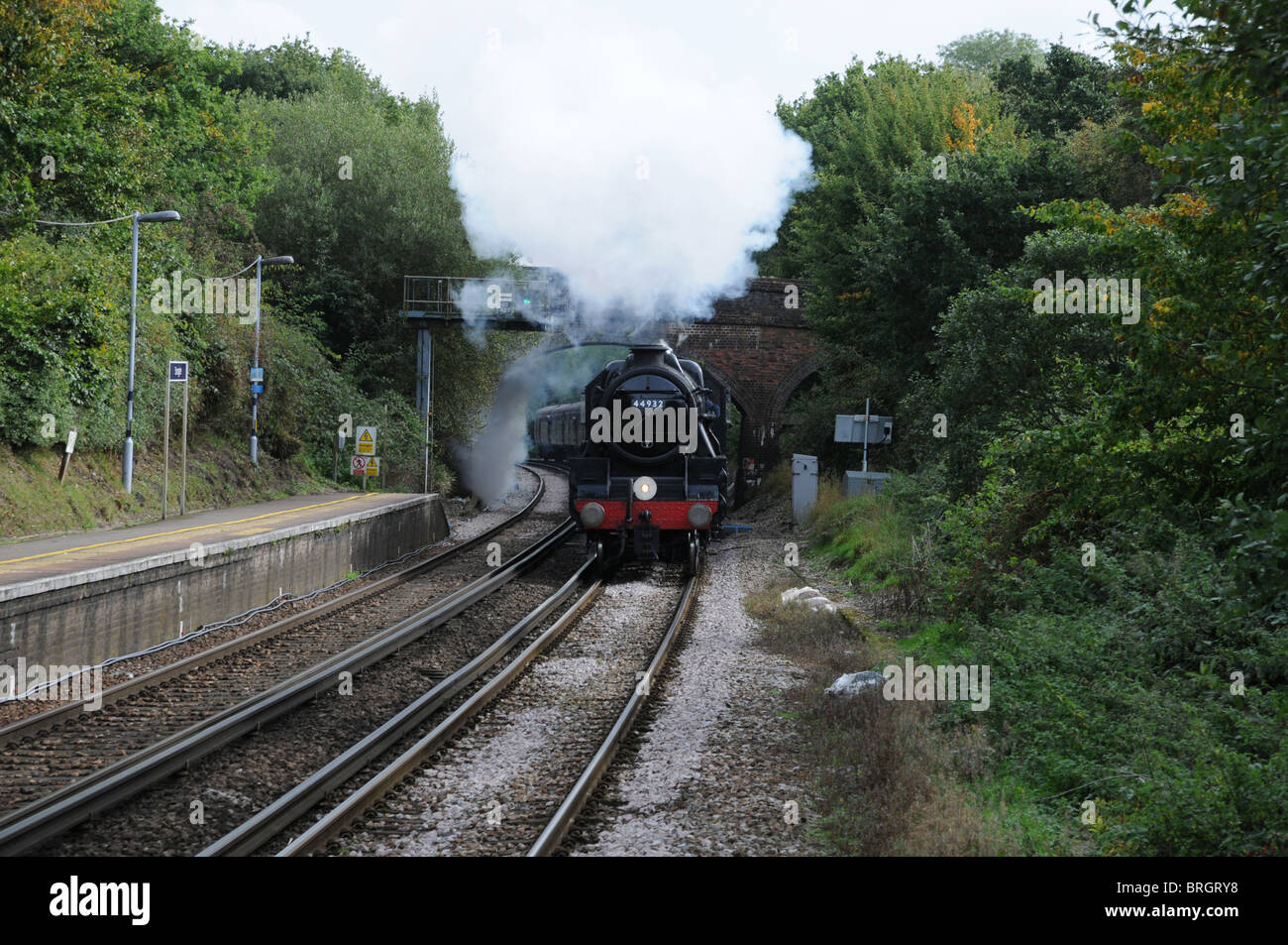 Un 'Black 5' contenitore si appanna il gradiente verso la stazione di Stonegate tirando un tour a nome della ferrovia Touring Company. Foto Stock