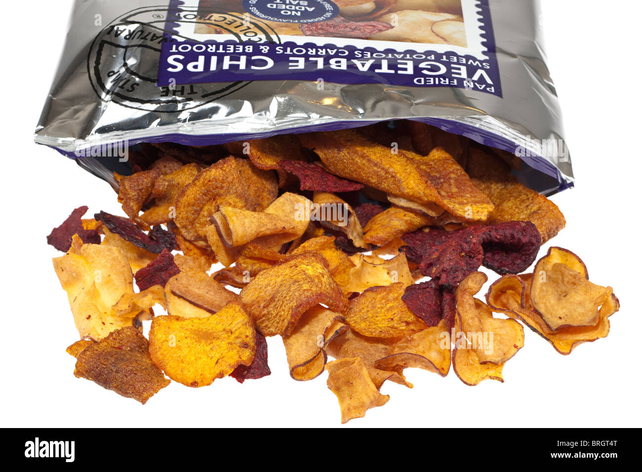 Aperto il pacchetto di patate dolci e di barbabietola verdure fritte chips spargimento su una superficie bianca Foto Stock Aperto il pacchetto di patate dolci e di barbabietola verdure fritte chips spargimento su una superficie bianca Foto Stock
