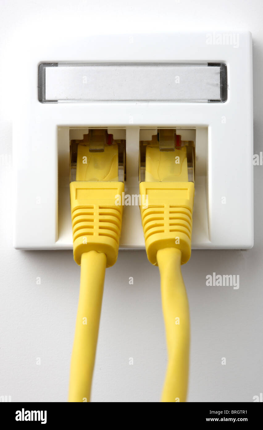 Computer cavo di rete in una presa di corrente a muro. Per il collegamento  del computer ad una rete, Internet, linee telefoniche Foto stock - Alamy