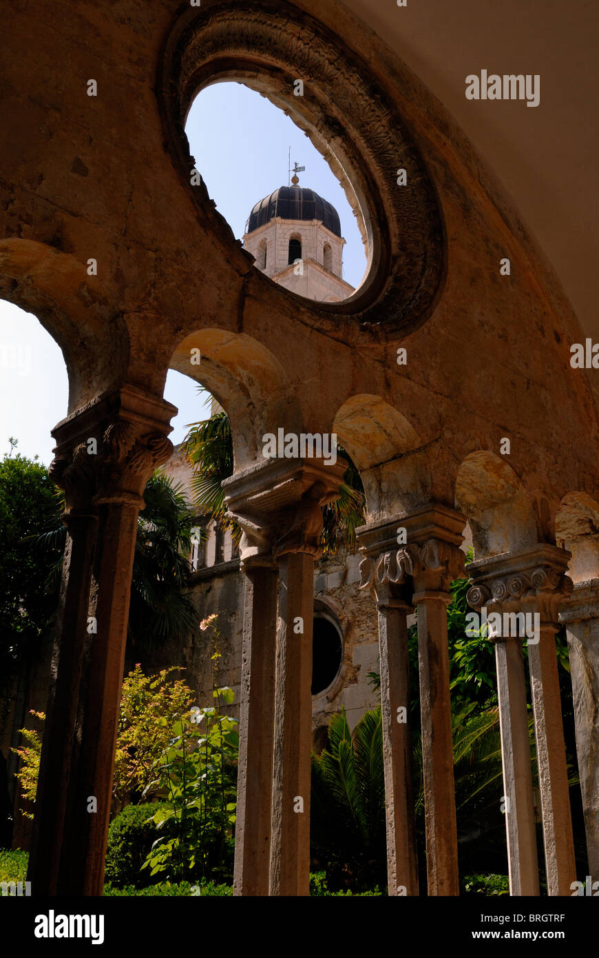 Una bella vista dal chiostro francescano per la torre campanaria del monastero francescano. La costruzione del monastero iniziata nel 1317 Foto Stock