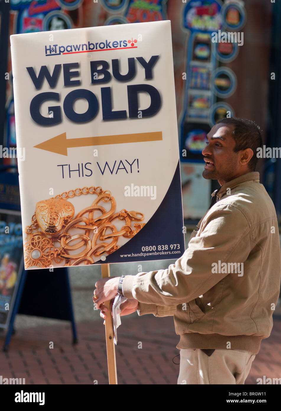 Pawnbroker's sign per 'abbiamo comprare oro' nel centro della città di Birmingham, Regno Unito Foto Stock