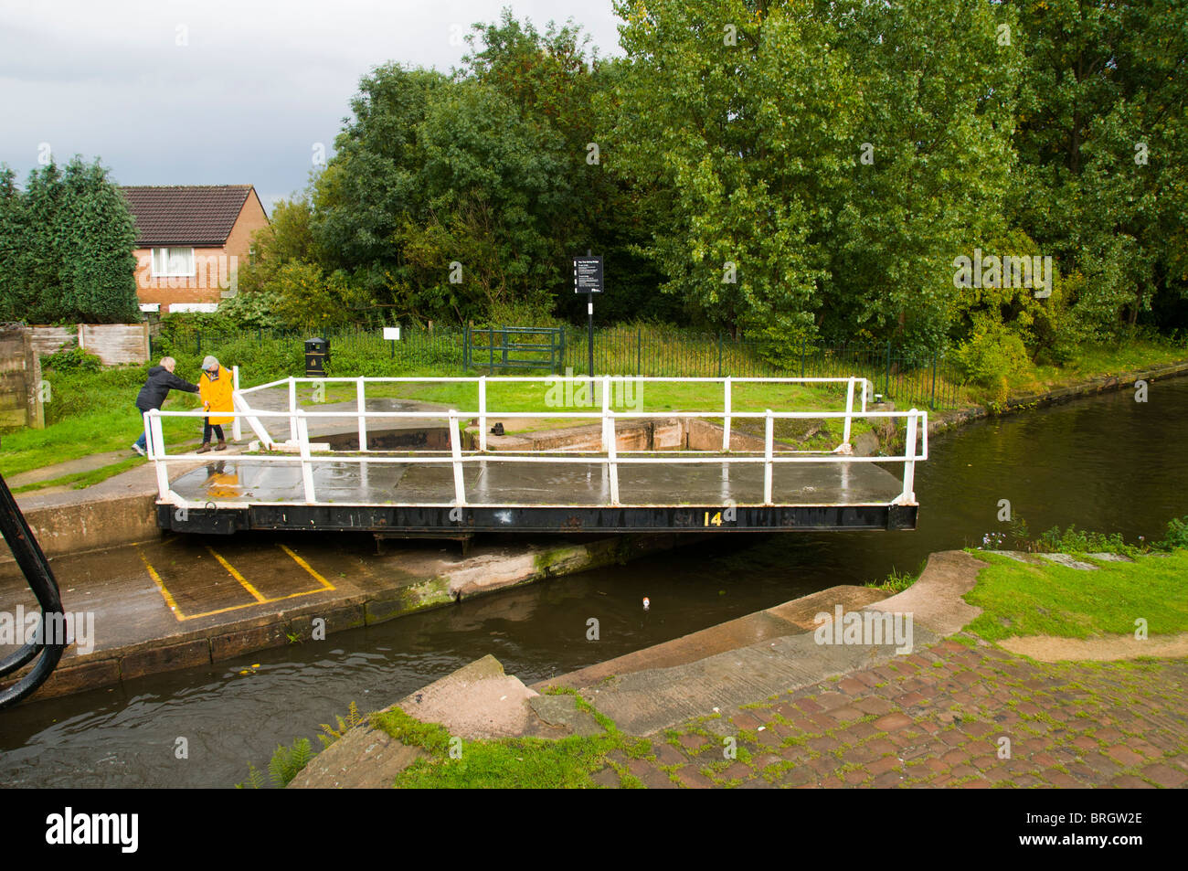 Un manuale ponte girevole in operazione sull'Ashton canal a Droylsden, Tameside, Manchester, Inghilterra, Regno Unito Foto Stock