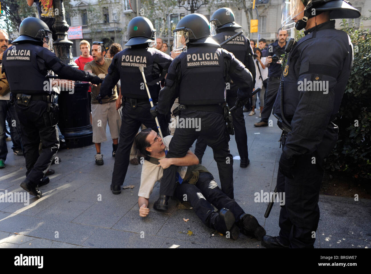 Faccia i manifestanti anti polizia negli scontri presso il centro della città durante lo sciopero generale a Barcellona.Spagna. Foto Stock