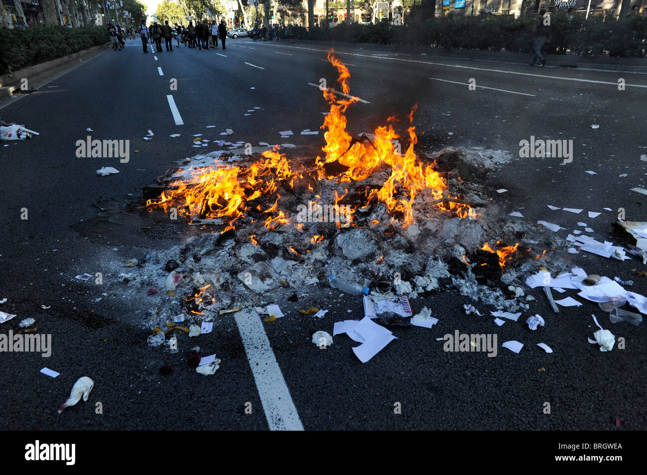Sacchi della spazzatura accesi scontri al centro della città di Barcellona durante lo sciopero generale in Spagna Foto Stock