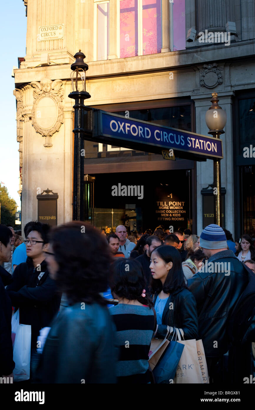 Affollata entrata alla stazione di Oxford Circus, London, England, Regno Unito Foto Stock