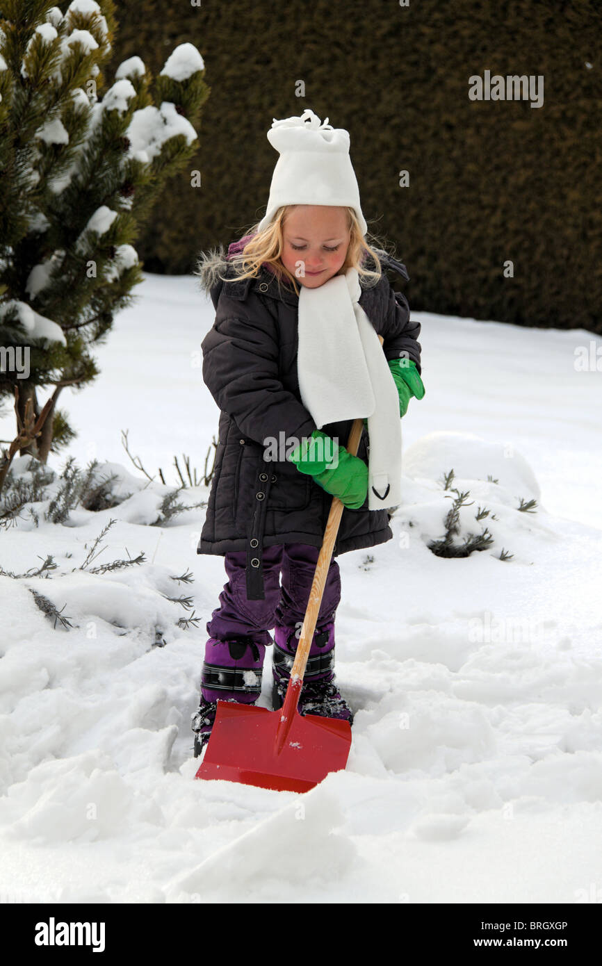 Spalare la neve con shovelin inverno Foto Stock