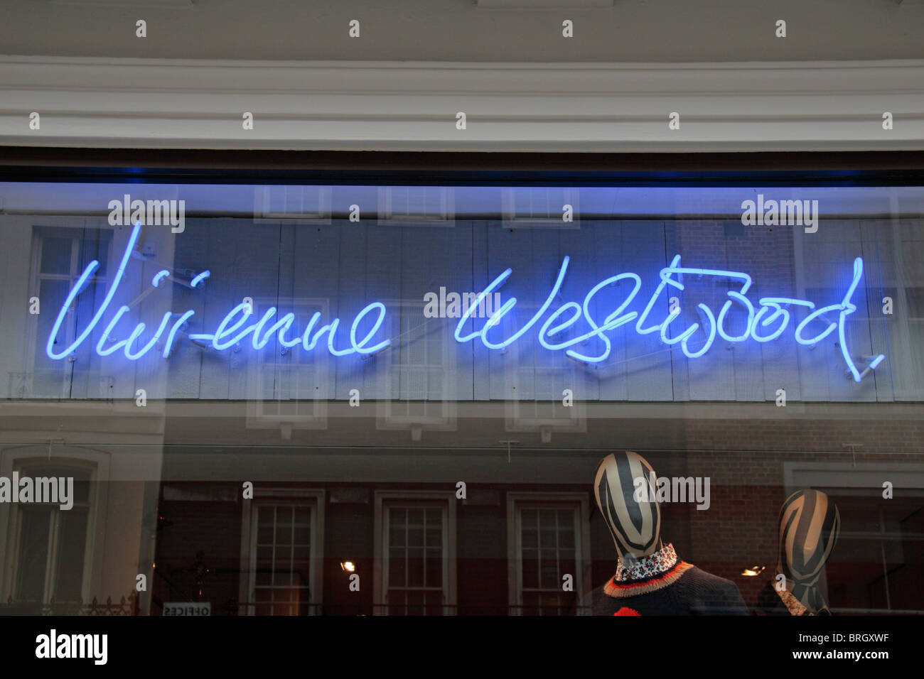 Il neon firma firmare al di fuori il Vivienne Westwood 'man' abbigliamento shop su Conduit Street, Londra, Regno Unito. Foto Stock