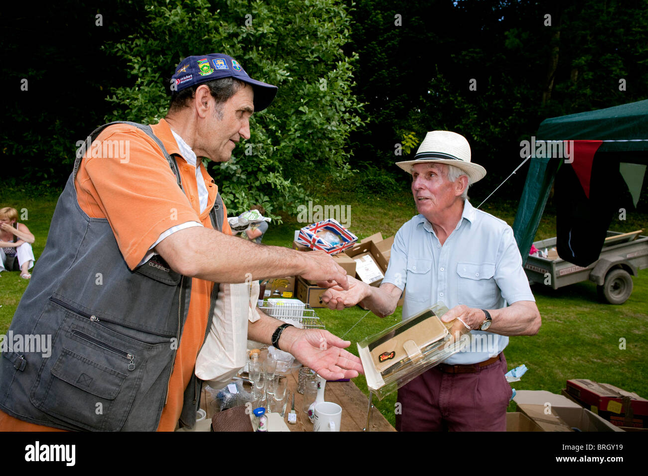 Acquisto e vendita di beni di seconda mano all'annuale estate Charminster Fete, nel Dorset villaggio di Charminster. DAVID MANSELL Foto Stock